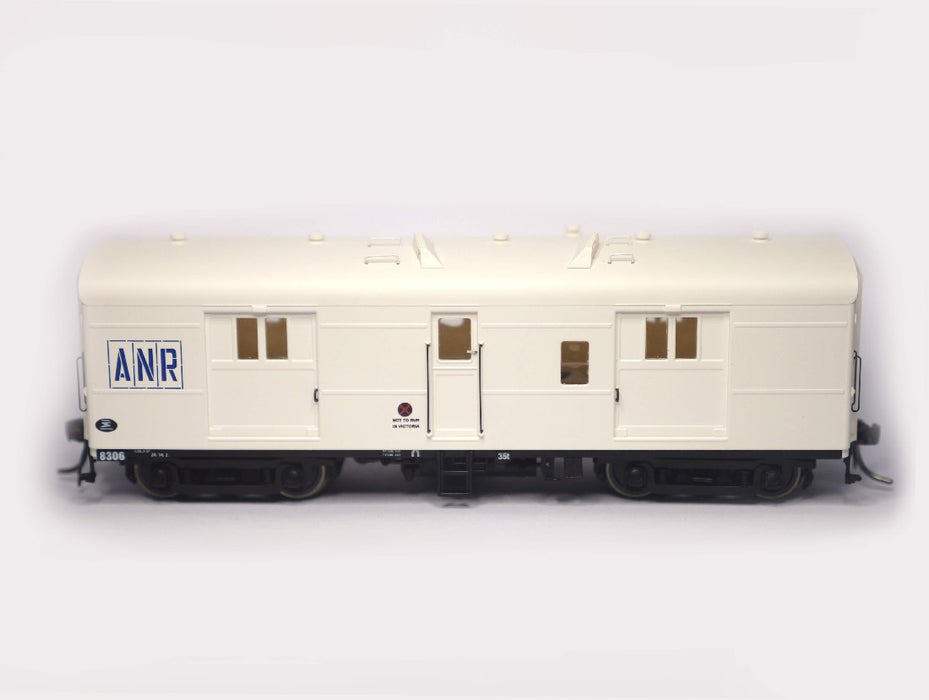 SDS MODELS 8300 008 BRAKE VAN 8306 1980'S WHITE